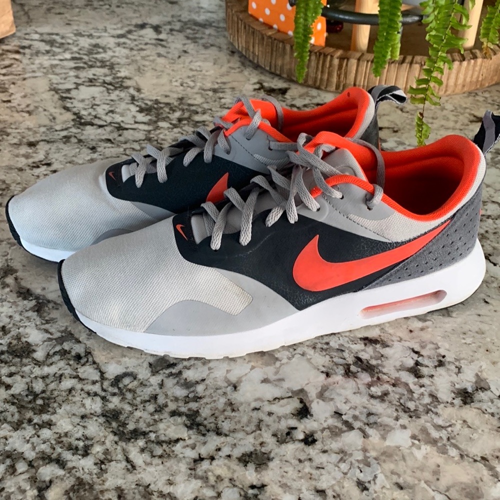Mens Nike Air Tavas 2014 - gently used - excellent condition.